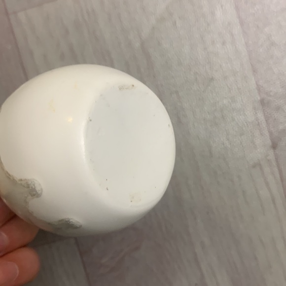 The oval cup I found when I was cleaning the kitchen was given by a friend. - Picture 6 of 8